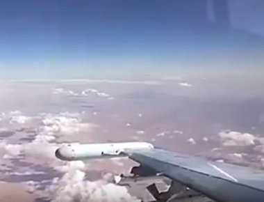 Ακόμα ένας «τρελός» Ρώσος πιλότος κόβει την ανάσα με τους ελιγμούς με το Su-35! (βίντεο)